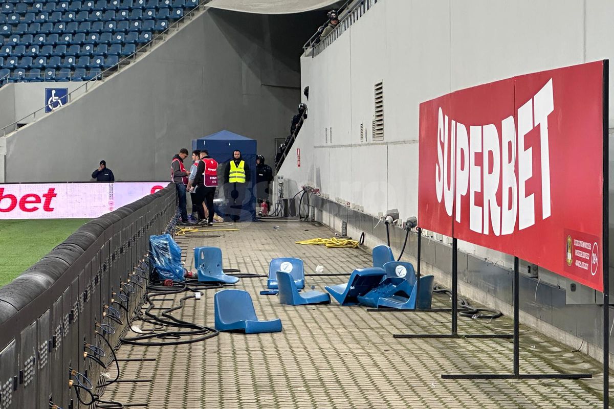 FCU Craiova - Hermannstadt. Scaune aruncate pe teren, meci întrerupt