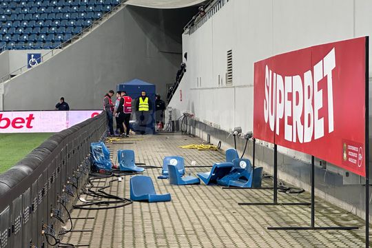 FCU Craiova - Hermannstadt. Scaune aruncate pe teren, meci întrerupt/ foto: Ionuț Iordache (GSP)