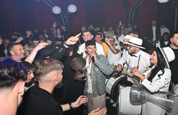 CELE MAI TARI IMAGINI de la petrecerea de titlu a roș-albaștrilor » Florinel Coman, one-man show