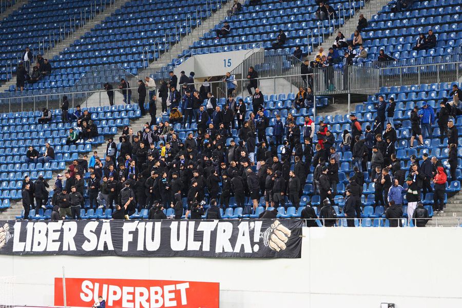 Scandal uriaș la Craiova » FCU a retrogradat, ultrașii au distrus peluza și au întrerupt meciul cu Hermannstadt