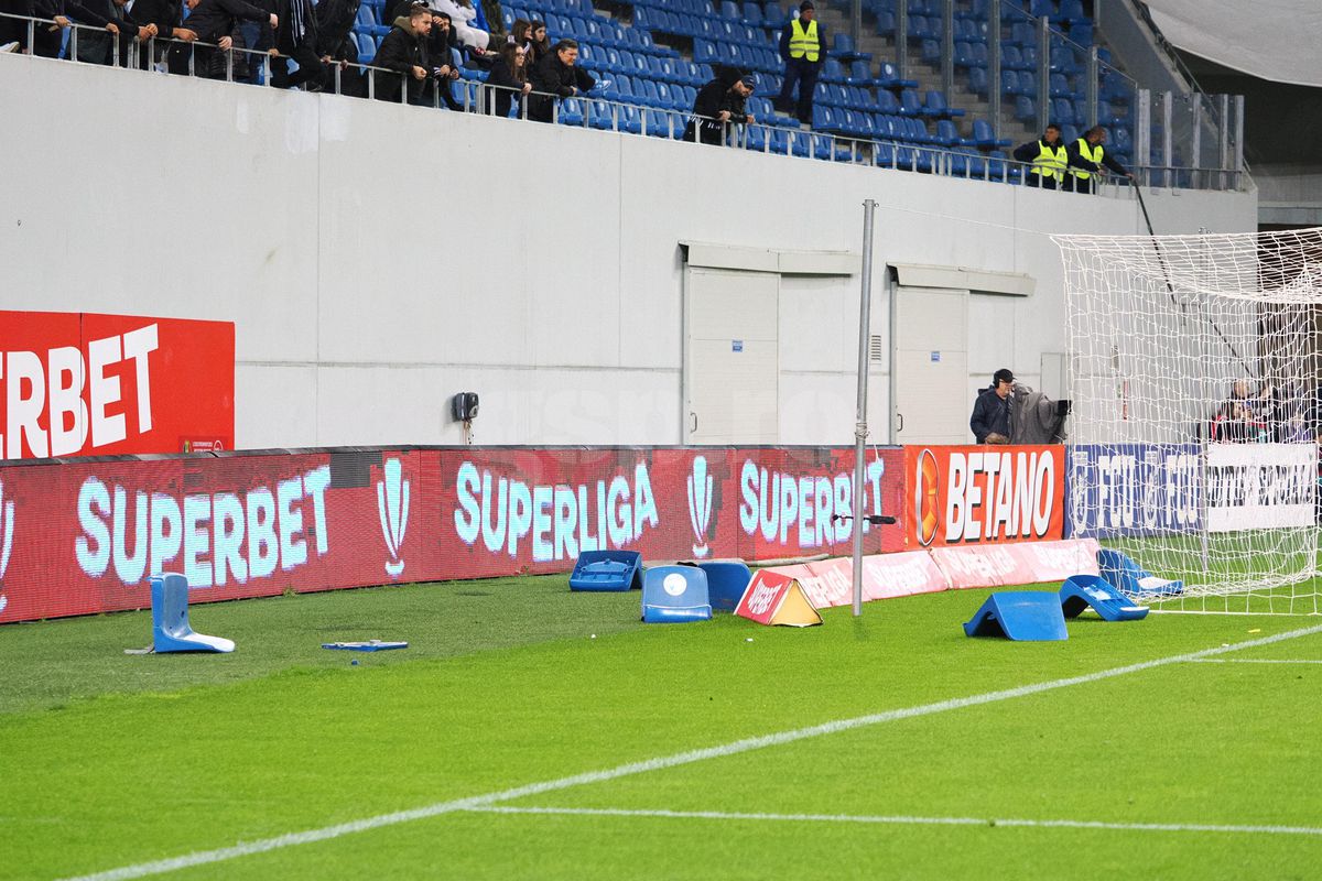 FCU Craiova - Hermannstadt. Scaune aruncate pe teren, meci întrerupt