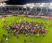 Fanii lui Dinamo au intrat pe teren ca după titlu și au scandat numele lui Mircea Rednic / FOTO: Remus Dinu (GSP)