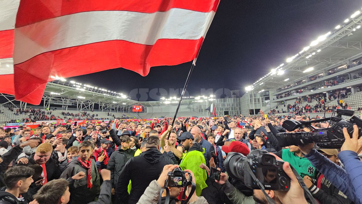 Sărbătoare pe „Arc” » Fanii lui Dinamo au intrat pe teren ca după titlu și au scandat numele lui Mircea Rednic