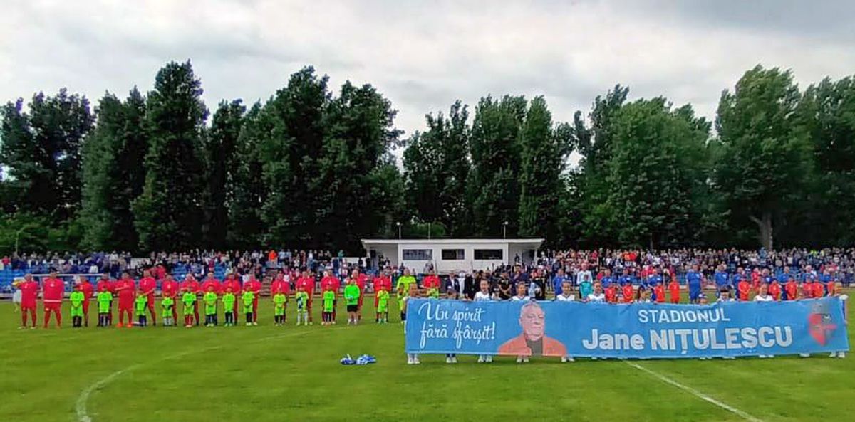 Stadion redenumit la Caracal, în memoria fostului președinte al Universității Craiova » Vedetele Științei și politicienii orașului au jucat un demonstrativ