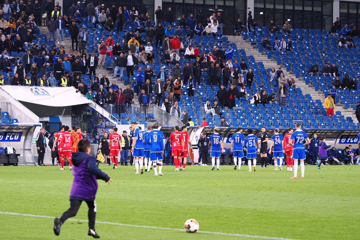 FCU Craiova - Hermannstadt. Scaune aruncate pe teren, meci întrerupt