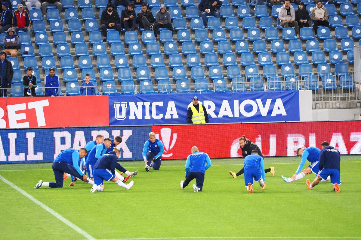 Scandal uriaș la Craiova » FCU a retrogradat, ultrașii au distrus peluza și au întrerupt meciul cu Hermannstadt