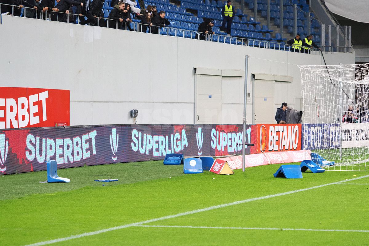 FCU Craiova - Hermannstadt. Scaune aruncate pe teren, meci întrerupt