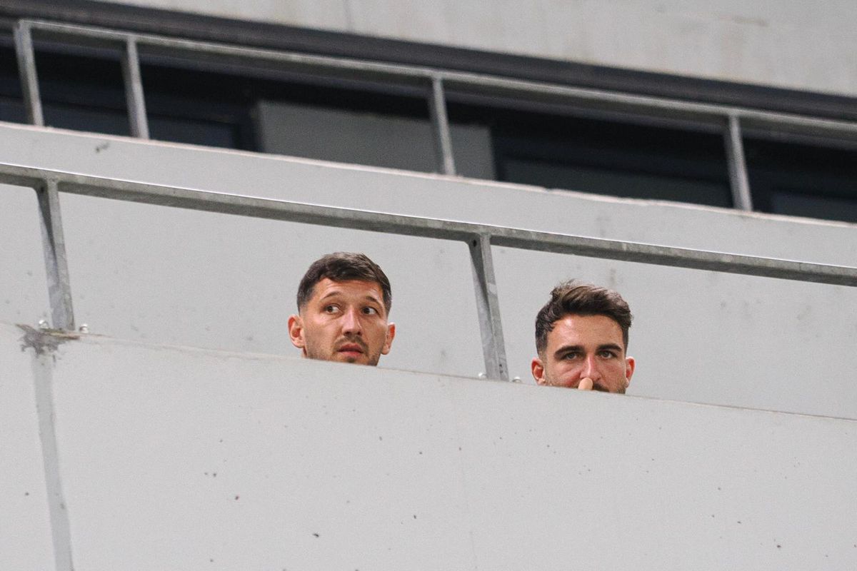 Scandal uriaș la Craiova » FCU a retrogradat, ultrașii au distrus peluza și au întrerupt meciul cu Hermannstadt