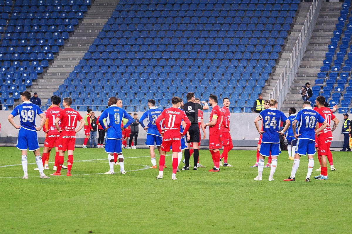 FCU Craiova - Hermannstadt. Scaune aruncate pe teren, meci întrerupt