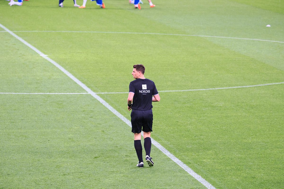 Scandal uriaș la Craiova » FCU a retrogradat, ultrașii au distrus peluza și au întrerupt meciul cu Hermannstadt