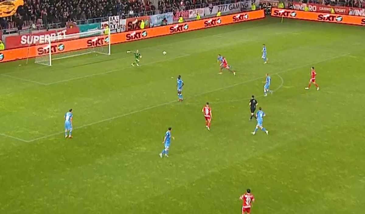 Omul băgat special de Rednic cu Dinamo, două gafe de amator în 5 minute!