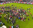 Fanii lui Dinamo au intrat pe teren ca după titlu și au scandat numele lui Mircea Rednic / FOTO: Remus Dinu (GSP)