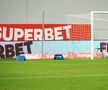 FCU Craiova - Hermannstadt. Scaune aruncate pe teren, meci întrerupt/ foto: Ionuț Iordache (GSP)