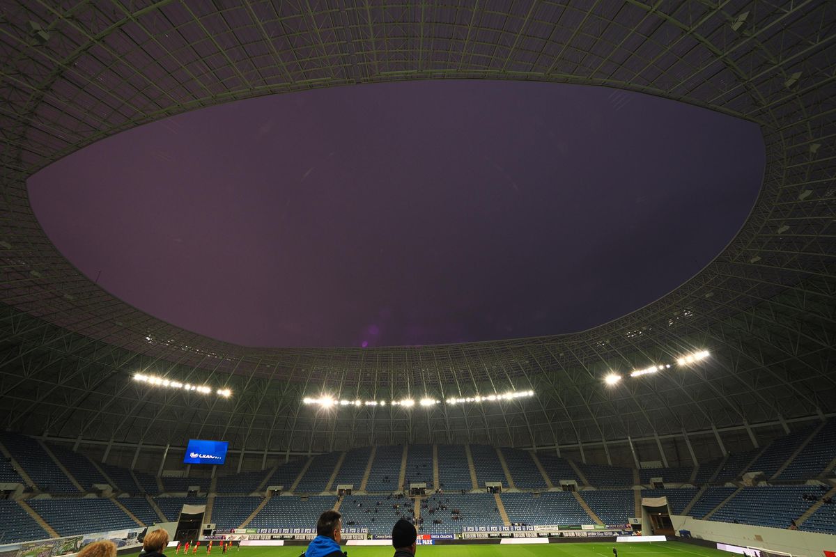 Scandal uriaș la Craiova » FCU a retrogradat, ultrașii au distrus peluza și au întrerupt meciul cu Hermannstadt