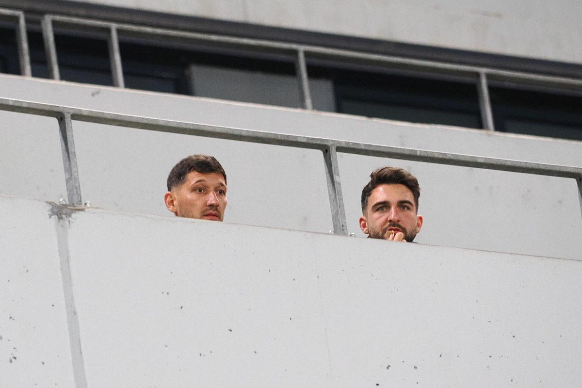 Scandal uriaș la Craiova » FCU a retrogradat, ultrașii au distrus peluza și au întrerupt meciul cu Hermannstadt