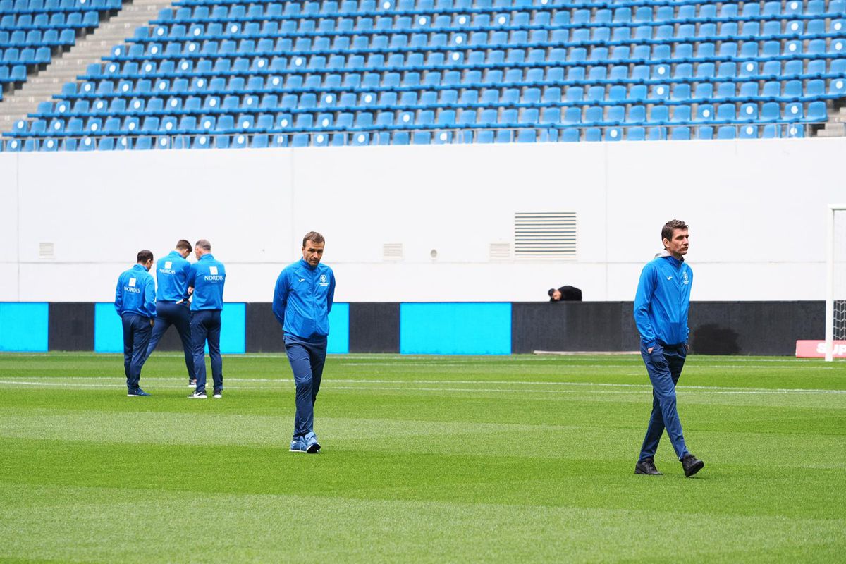 Scandal uriaș la Craiova » FCU a retrogradat, ultrașii au distrus peluza și au întrerupt meciul cu Hermannstadt