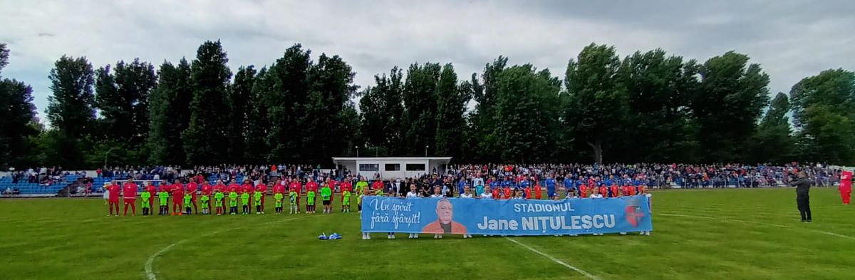 Stadion redenumit la Caracal, în memoria fostului președinte al Universității Craiova » Vedetele Științei și politicienii orașului au jucat un demonstrativ