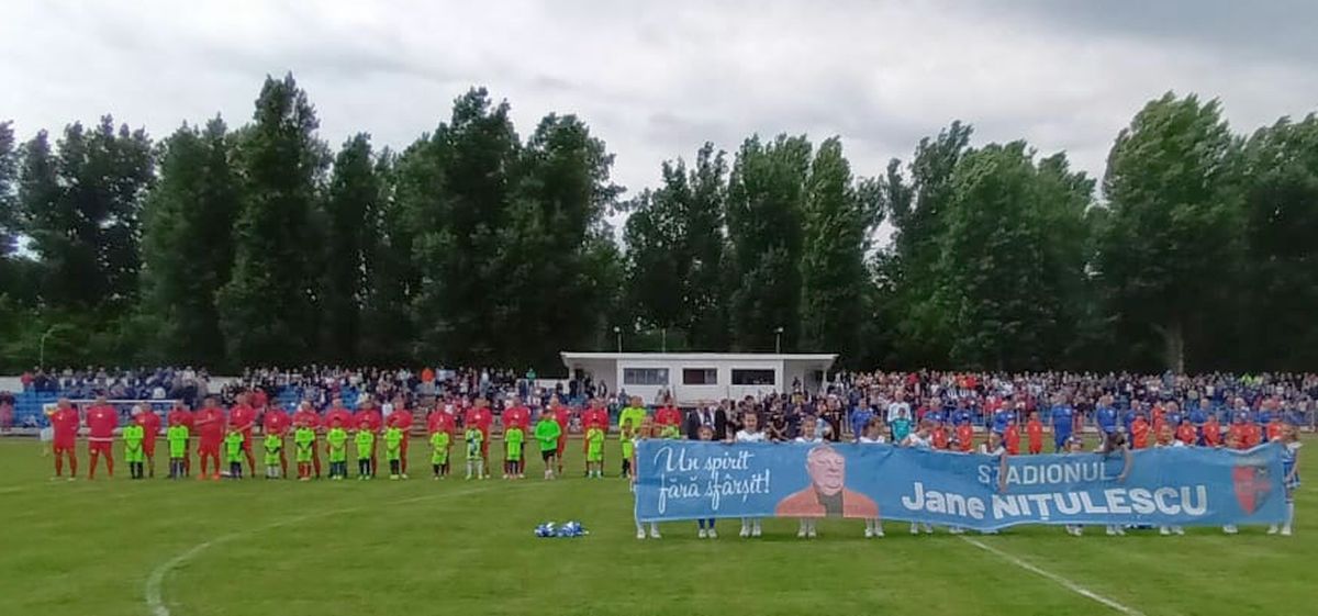 Stadion redenumit la Caracal, în memoria fostului președinte al Universității Craiova » Vedetele Științei și politicienii orașului au jucat un demonstrativ