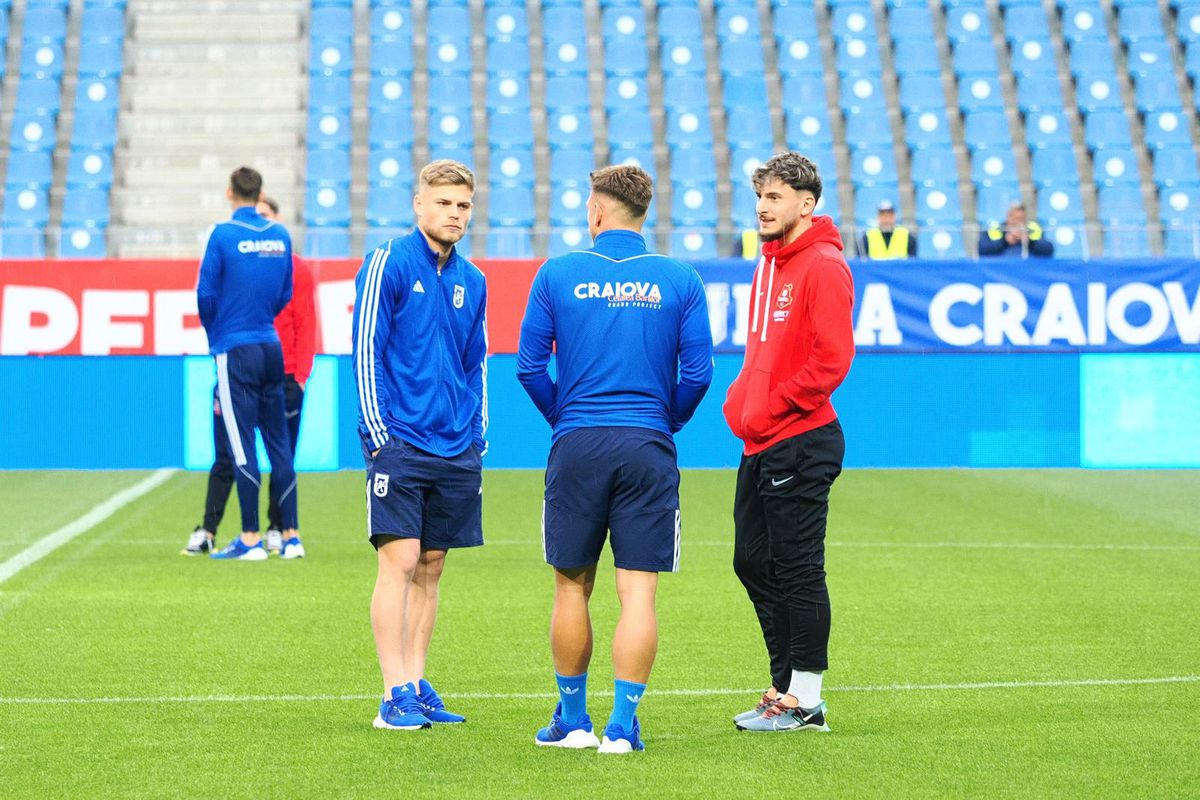 Scandal uriaș la Craiova » FCU a retrogradat, ultrașii au distrus peluza și au întrerupt meciul cu Hermannstadt