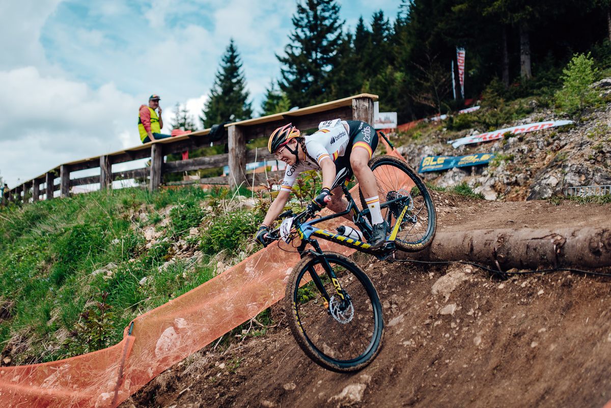 O junioare din Slovenia face senzație la Campionatele Europene de Mountain Bike