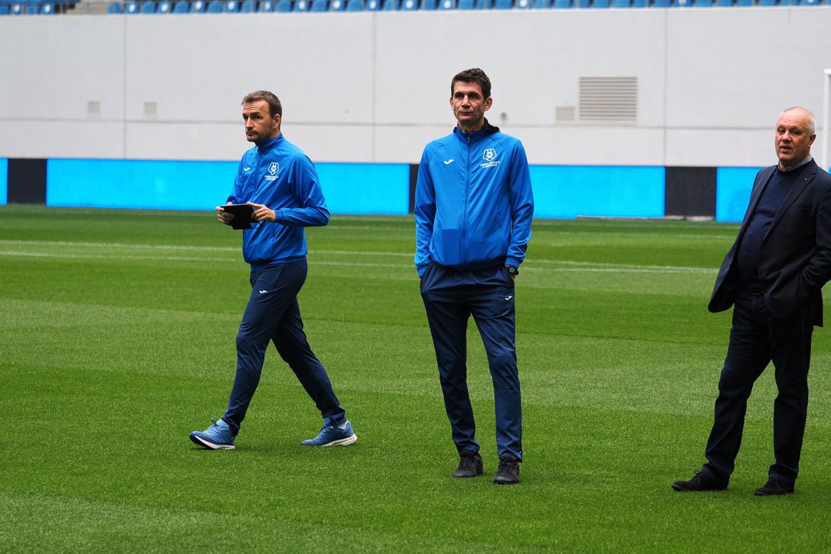 Scandal uriaș la Craiova » FCU a retrogradat, ultrașii au distrus peluza și au întrerupt meciul cu Hermannstadt