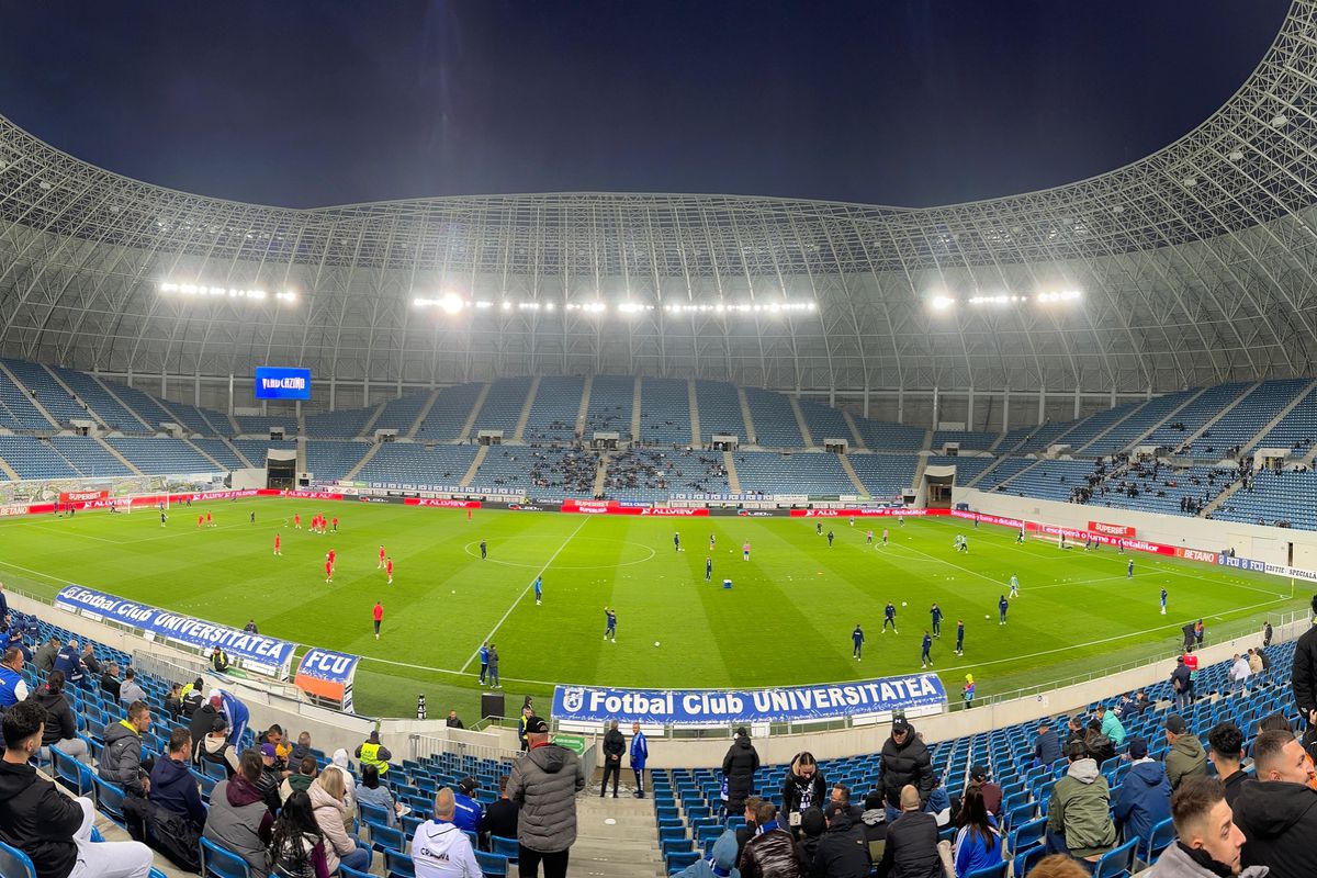 Scandal uriaș la Craiova » FCU a retrogradat, ultrașii au distrus peluza și au întrerupt meciul cu Hermannstadt