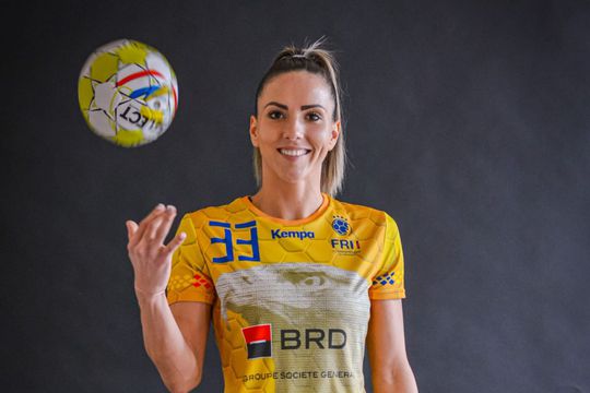 Pivotul Nicoleta Balog (30 de ani), ultima dată la Dunărea Brăila, și-a anunțat retragerea din handbalul profesionist.