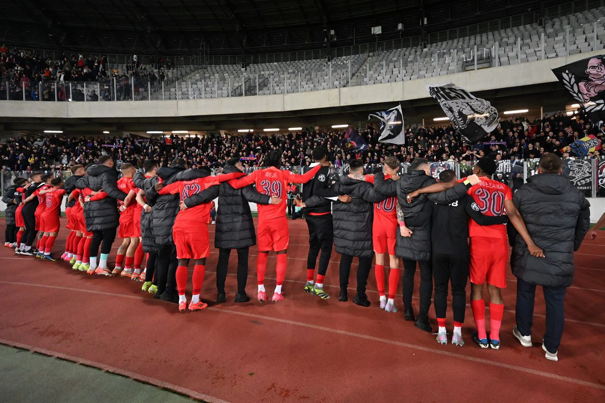 Nu s-a văzut la TV » Gestul campionilor de la FCSB chiar pe Cluj Arena, înainte de start + Ce s-a auzit în peluză