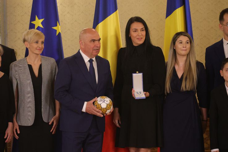 Cristina Neagu a fost decorată de Ilie Bolojan, la Palatul Cotroceni. Foto: Ionuț Iordache (GSP.RO)