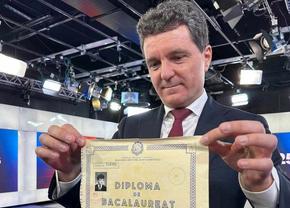 Nicușor Dan și-a arătat diploma de BAC și notele, după fake news-ul distribuit și de Marcel Pușcaș