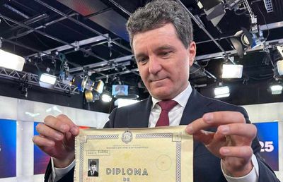 Nicușor Dan și-a arătat diploma de BAC și notele, după fake news-ul distribuit și de Marcel Pușcaș