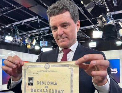 Nicușor Dan și-a arătat diploma de BAC și notele, după fake news-ul distribuit și de Marcel Pușcaș