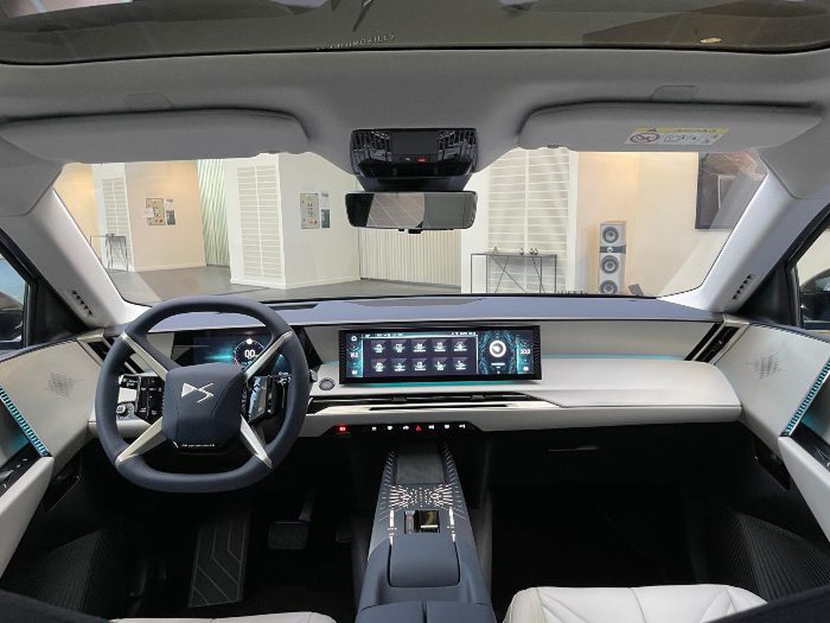 Președintele Franței va avea o mașină unică în lume! Imagini senzaționale cu SUV-ul electric