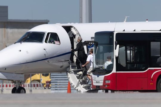 Manuel Neuer, cu șapcă, și Harry Kane urcă în avion / Foto: Bild