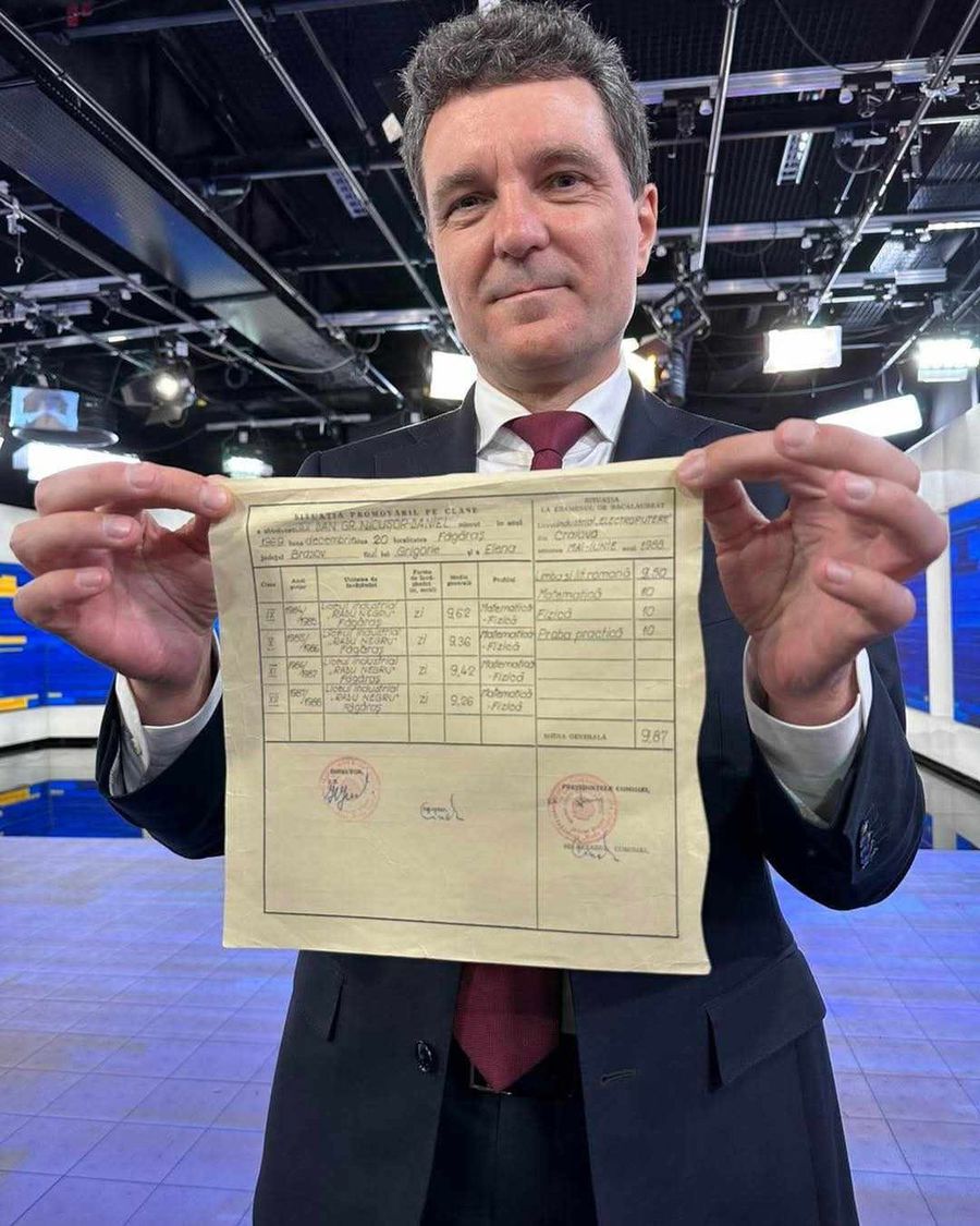 Nicușor Dan, cu diploma de BAC în direct la TV Nicușor Dan și-a arătat diploma de BAC și notele, după fake news-ul distribuit și de Marcel Pușcaș