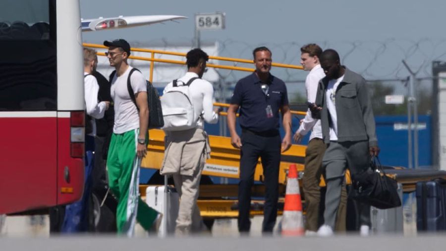 Jucătorii lui Bayern, pe pista aeroportului din Munchen / Foto: Bild S-a întors „FC Hollywood”! » Bayern stârnește un scandal uriaș în Bundesliga printr-o escapadă la Ibiza