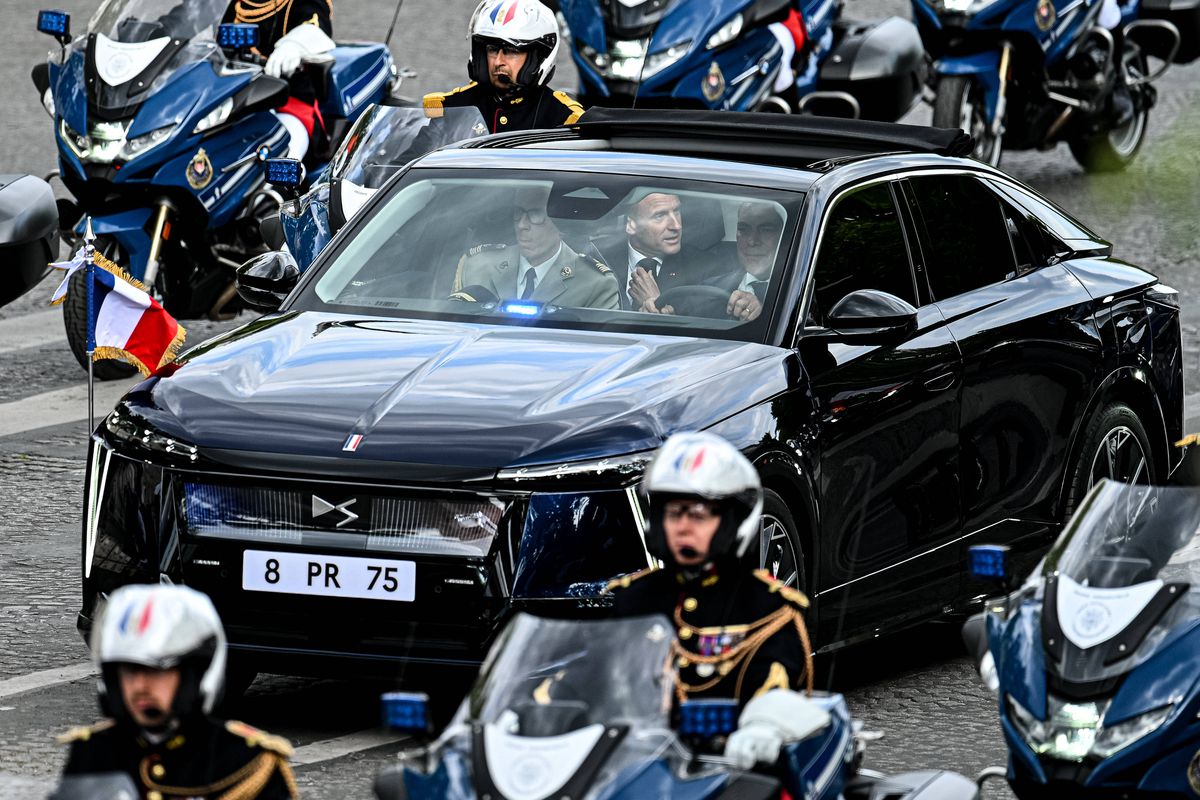 Cum arată mașina de care se va folosi Emmanuel Macron