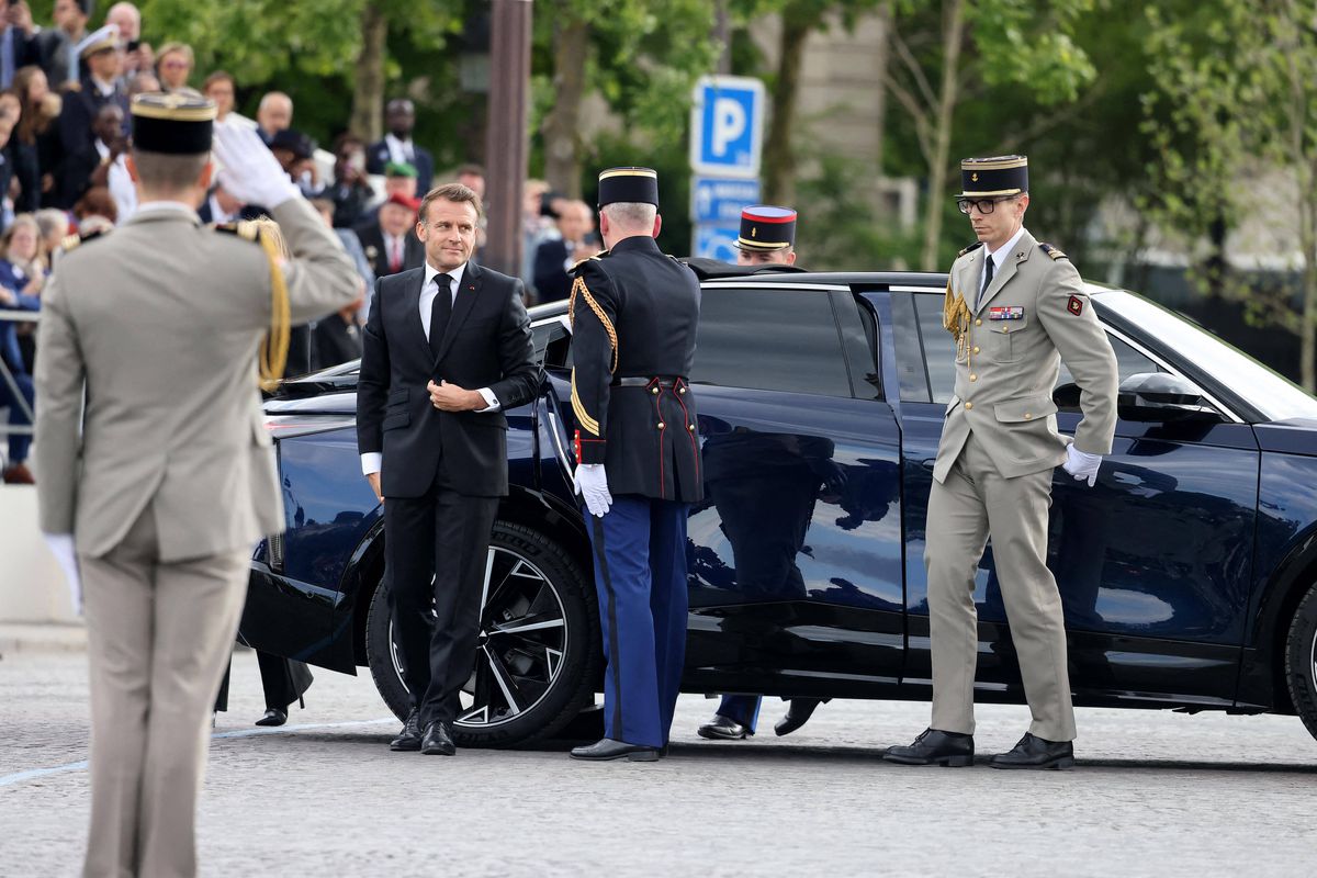 Cum arată mașina de care se va folosi Emmanuel Macron