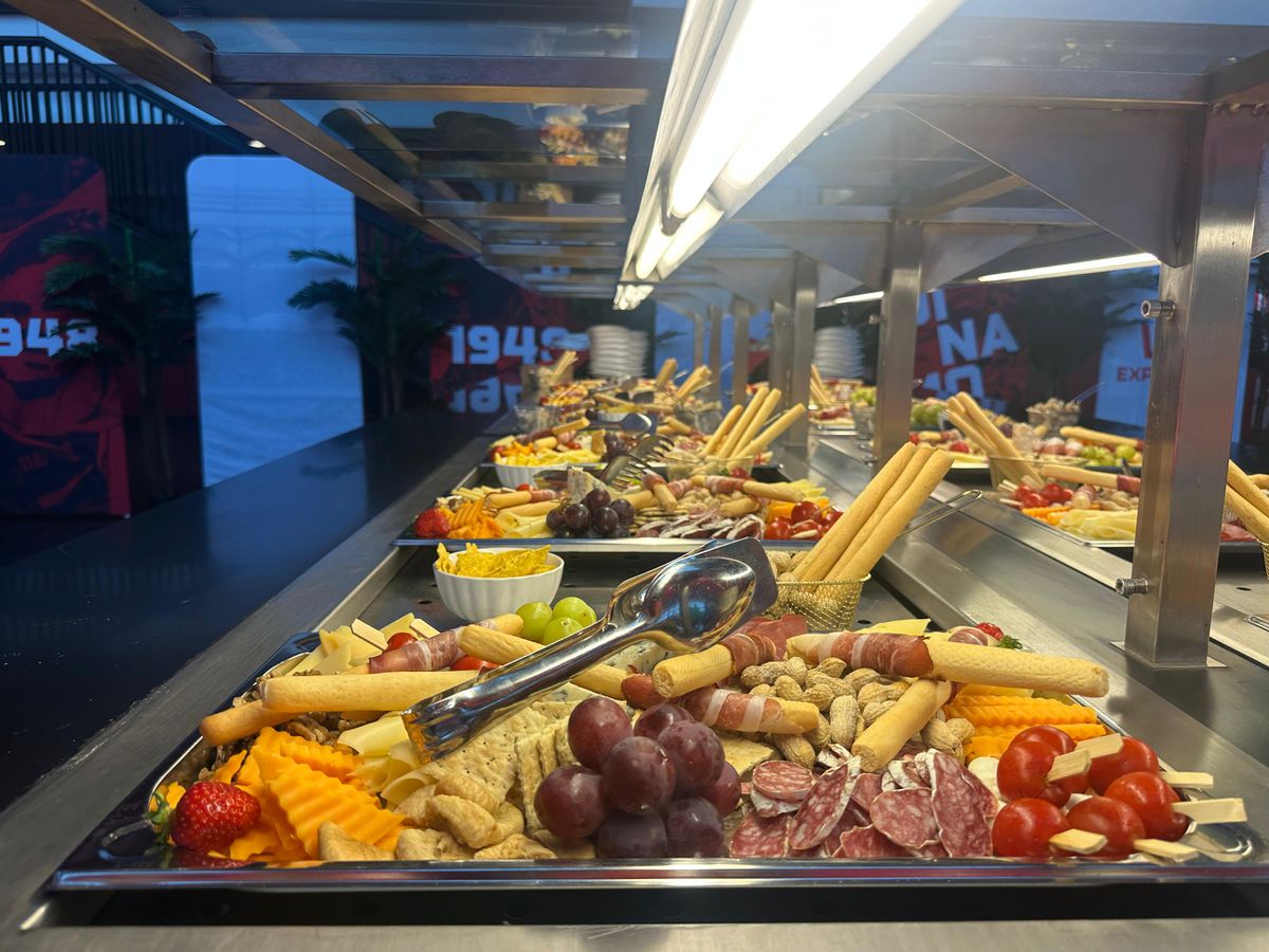 Ce meniu au primit fanii care au plătit 390 lei la Dinamo - Rapid: surpriza de la VIP