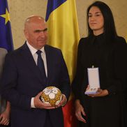 Cristina Neagu a fost decorată de Ilie Bolojan, la Palatul Cotroceni. Foto: Ionuț Iordache (GSP.RO)