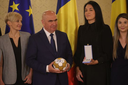 Cristina Neagu a fost decorată de Ilie Bolojan, la Palatul Cotroceni. Foto: Ionuț Iordache (GSP.RO)