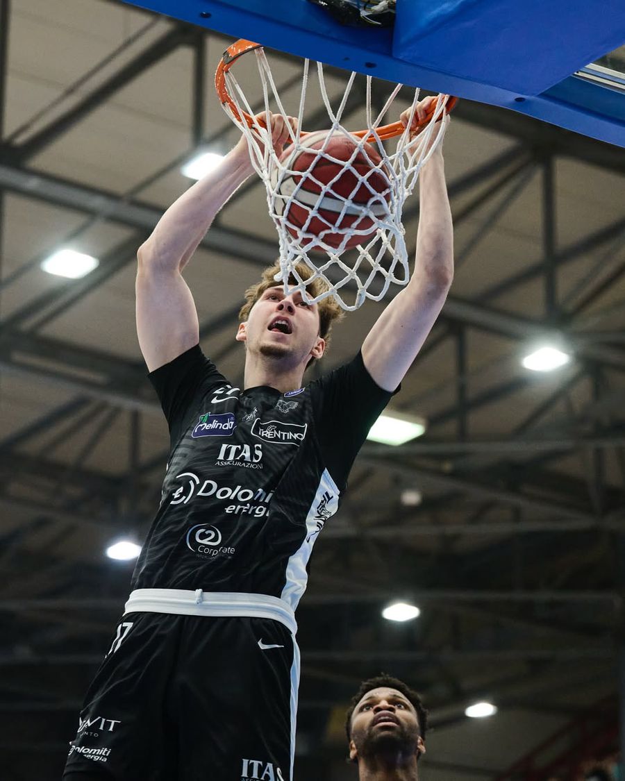 Singurul baschetbalist român în campionatul italian, prestație solidă pe terenul lui Napoli: „Fiecare minut e o oportunitate de a demonstra că pot contribui”