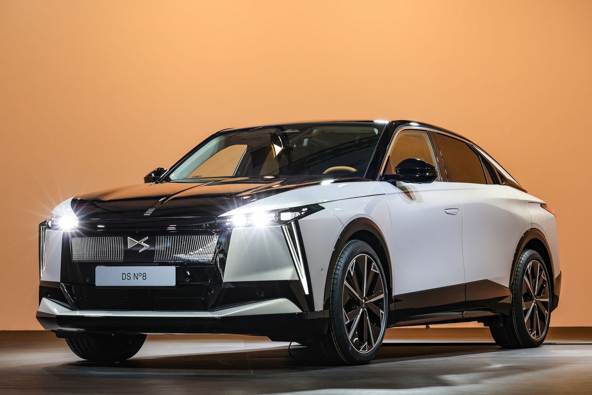 Președintele Franței va avea o mașină unică în lume! Imagini senzaționale cu SUV-ul electric