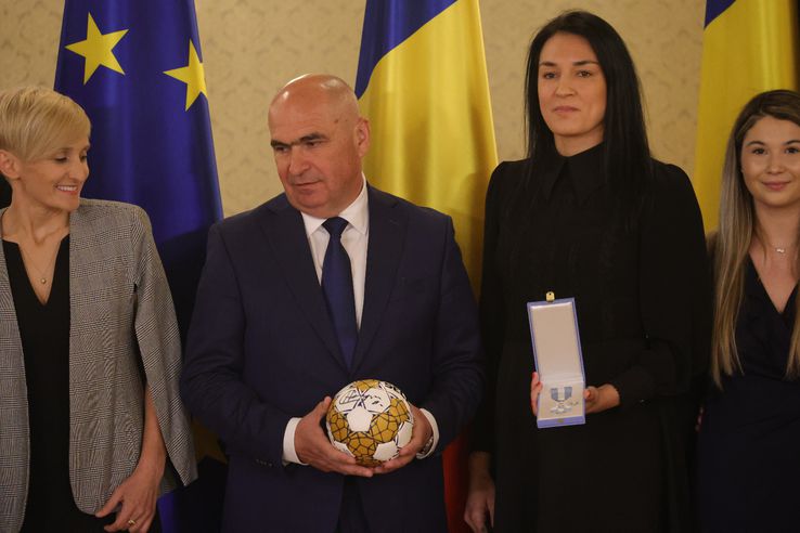 Cristina Neagu a fost decorată de Ilie Bolojan, la Palatul Cotroceni. Foto: Ionuț Iordache (GSP.RO)