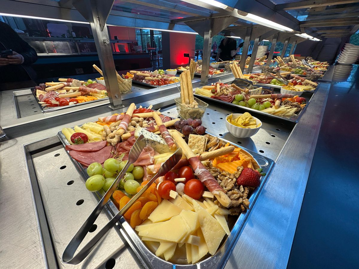 Ce meniu au primit fanii care au plătit 390 lei la Dinamo - Rapid: surpriza de la VIP