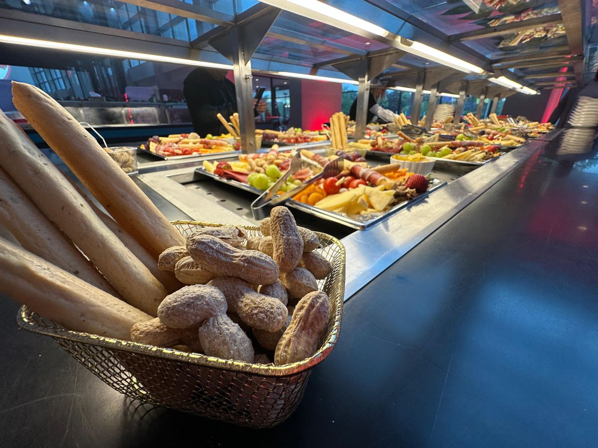 Ce meniu au primit fanii care au plătit 390 lei la Dinamo - Rapid: surpriza de la VIP