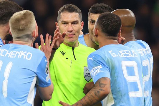 Istvan Kovacs, înconjurat de jucătorii lui Manchester City, foto: Gettyimages