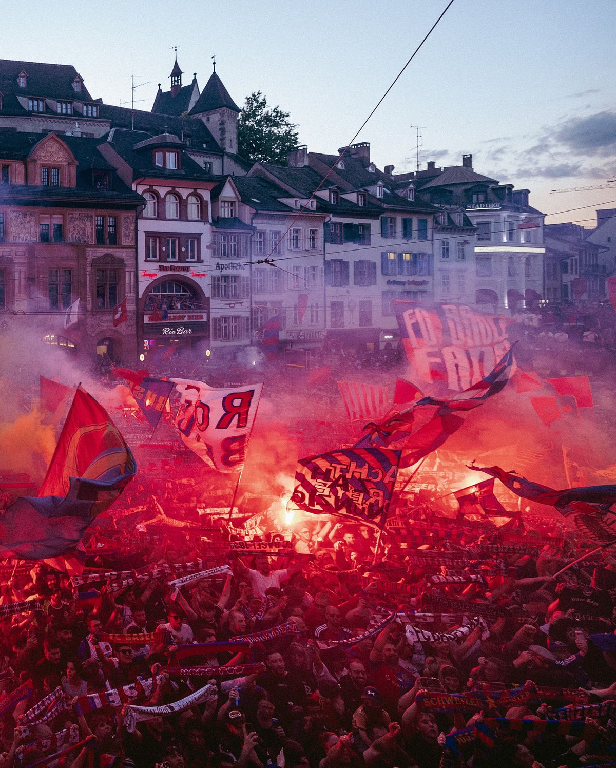 Imagini tari! Au sărbătorit primul titlu după 8 ani, cu fostul golgheter din Superliga printre staruri