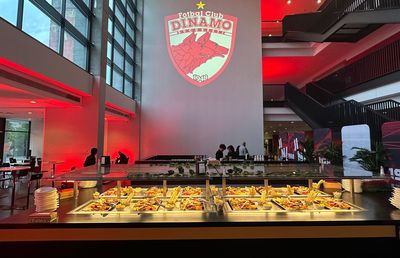 Ce meniu au primit fanii care au plătit 390 lei la Dinamo - Rapid: surpriza de la VIP