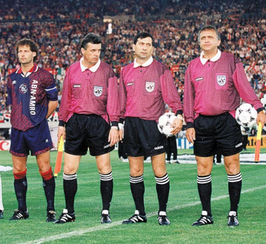 Ion Crăciunescu, flancat de Nicolae Grigorescu (dreapta) și Ion Constantinescu (stânga), înaintea finalei UCL din 1995, Ajax - MIlan 1-0, la Viena Adrian Porumboiu e sigur că finala Champions League are o miză imensă pentru Istvan Kovacs: „Bilet spre fazele superioare de la Mondiale” + Cum comentează Crăciunescu delegarea